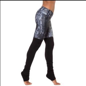 ALO Goddess leggings in snakeskin